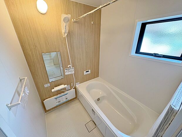 一日の疲れを癒すバスルームは、心地よいリラックスを叶える清潔感溢れる空間です。