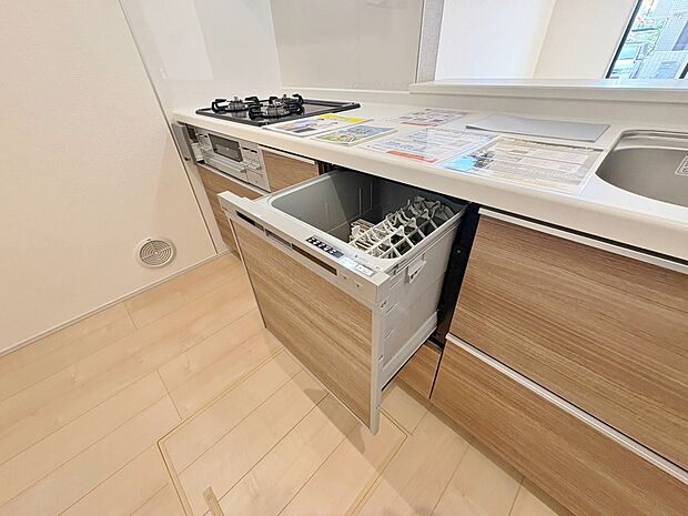 食器洗いの負担を軽減。手荒れを抑えて、節水効果も見込めます。省スペースのビルトインタイプです。