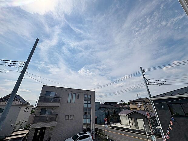 窓を開けると広がる青空。心をリフレッシュして日々を過ごしていきましょう。