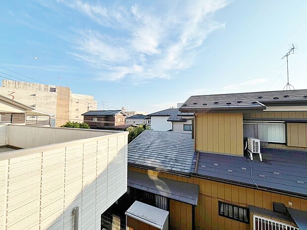 窓を開けると広がる青空。心をリフレッシュして日々を過ごしていきましょう。