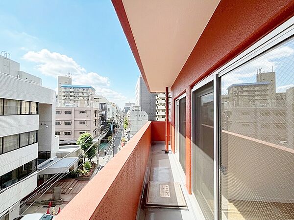 窓を開けると広がる青空。心をリフレッシュして日々を過ごしていきましょう。