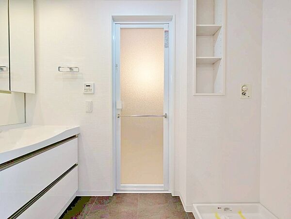 清潔感と心地よさを重視した、上質感漂うパウダールーム。