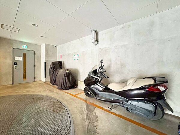 駐輪場だけでなくバイク置き場も併設されております。