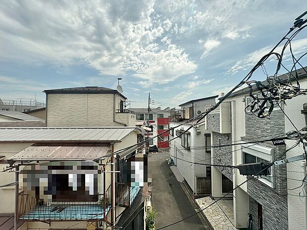窓を開けると広がる青空。心をリフレッシュして日々を過ごしていきましょう。