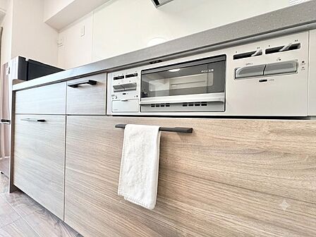 スマートな意匠と充実の機能を備えたキッチンが、暮らしにおいしい彩りを添えます。