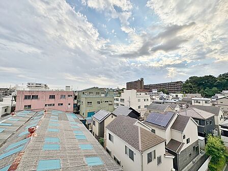 窓を開けると広がる青空。心をリフレッシュして日々を過ごしていきましょう。