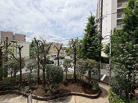 窓を開けると広がる青空。心をリフレッシュして日々を過ごしていきましょう。