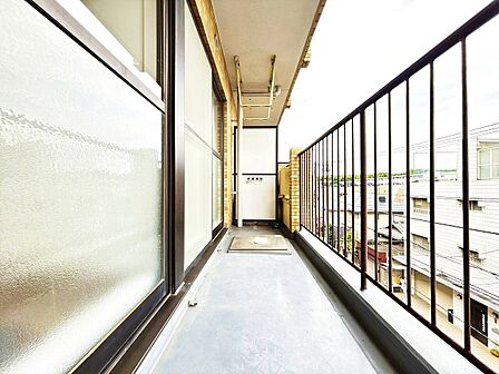 暮らしの中で、光と風を演出してくれるバルコニー。
