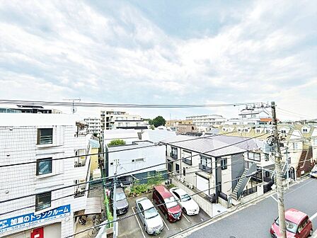 窓を開けると広がる青空。心をリフレッシュして日々を過ごしていきましょう。