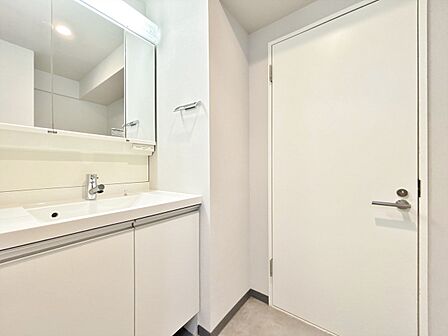 清潔感と心地よさを重視した、上質感漂うパウダールーム。
