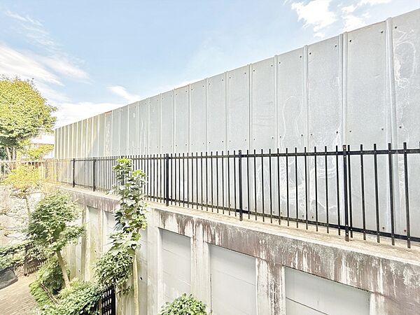 窓を開けると広がる青空。心をリフレッシュして日々を過ごしていきましょう。