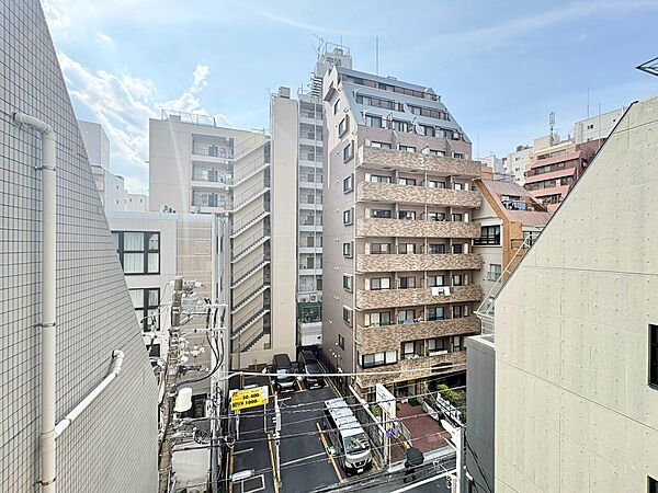 窓を開けると広がる青空。心をリフレッシュして日々を過ごしていきましょう。