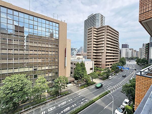窓を開けると広がる青空。心をリフレッシュして日々を過ごしていきましょう。