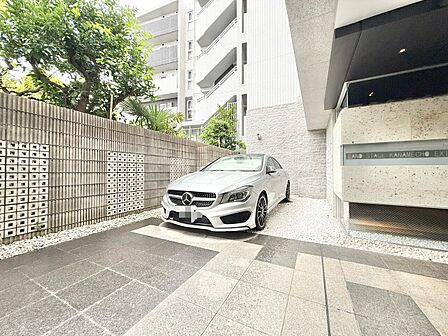 本物件の駐車スペースです。車種制限のある場合もございますので、お気軽にお問い合わせくださいませ。