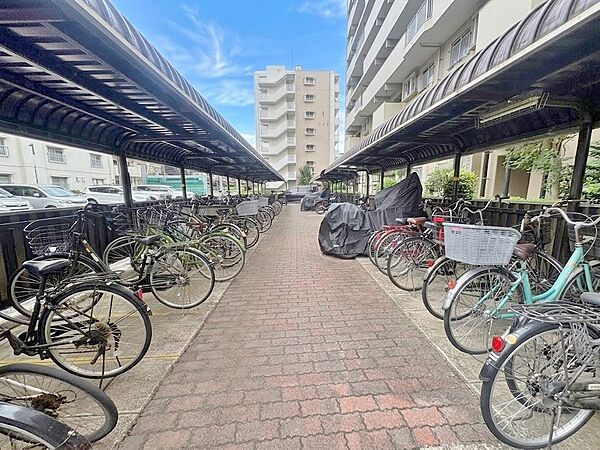 きちんと整備された駐輪場。住む方の心遣いが感じられます。