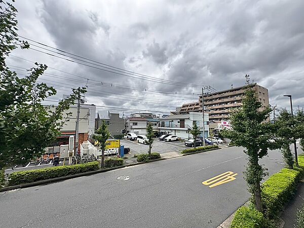 窓を開けると広がる青空。心をリフレッシュして日々を過ごしていきましょう。