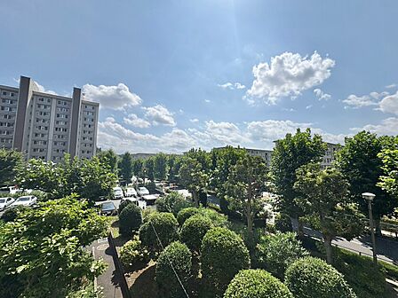 窓を開けると広がる青空。心をリフレッシュして日々を過ごしていきましょう。