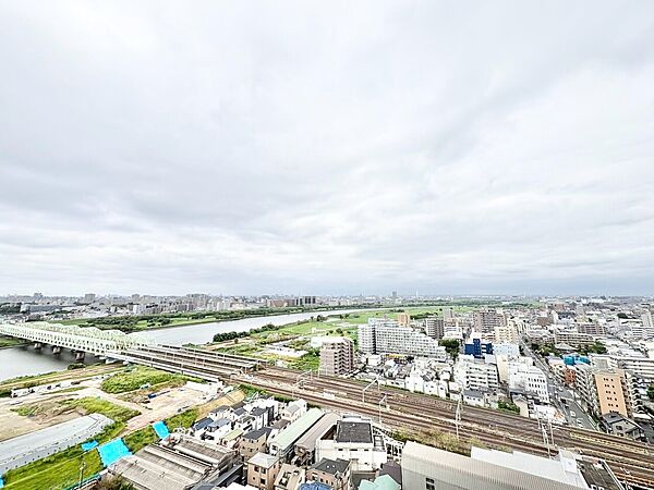 窓を開けると広がる青空。心をリフレッシュして日々を過ごしていきましょう。