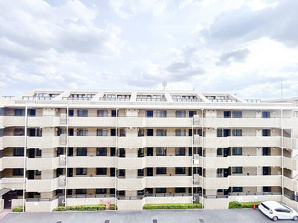 窓を開けると広がる青空。心をリフレッシュして日々を過ごしていきましょう。