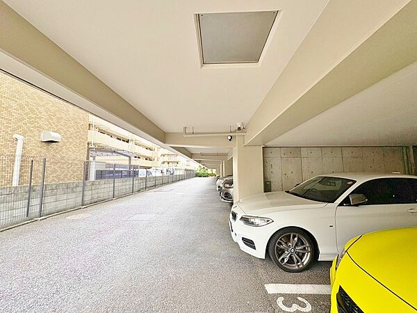 本物件の駐車スペースです。車種制限のある場合もございますので、お気軽にお問い合わせくださいませ。