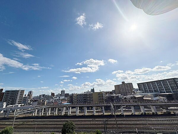 窓を開けると広がる青空。心をリフレッシュして日々を過ごしていきましょう。