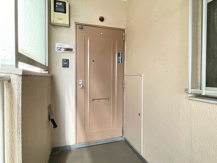 シューズボックスを完備した玄関です。
