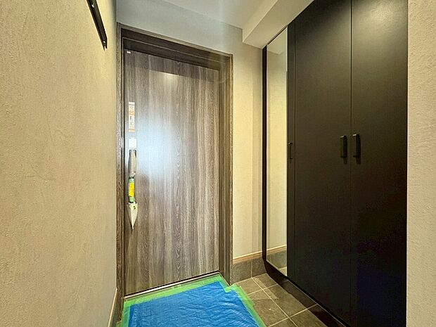 シューズボックスを完備した玄関です。