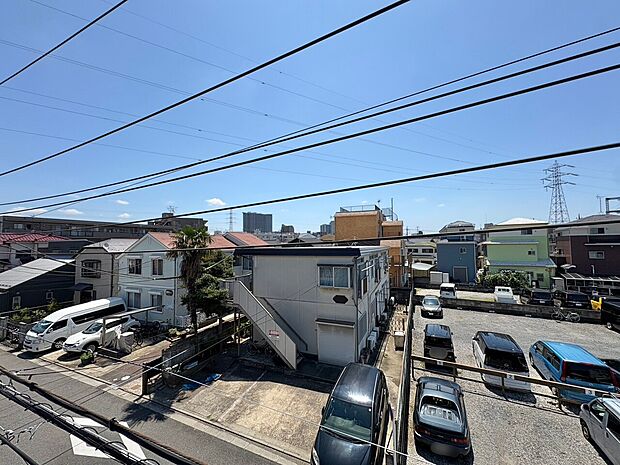 窓を開けると広がる青空。心をリフレッシュして日々を過ごしていきましょう。