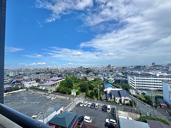窓を開けると広がる青空。心をリフレッシュして日々を過ごしていきましょう。