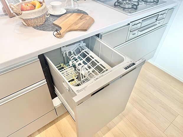 食器洗いの負担を軽減。手荒れを抑えて、節水効果も見込めます。省スペースのビルトインタイプです。