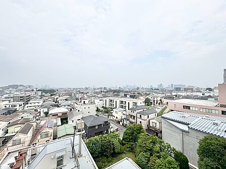 窓を開けると広がる青空。心をリフレッシュして日々を過ごしていきましょう。