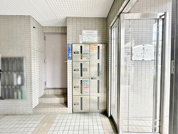 共用部分の宅配ボックスです。留守中の荷物受け取りもできるので、安心して外出ができますね。