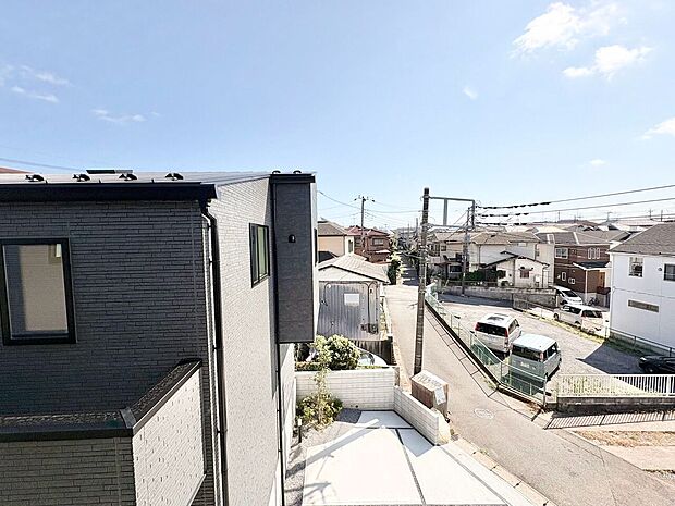窓を開けると広がる青空。心をリフレッシュして日々を過ごしていきましょう。