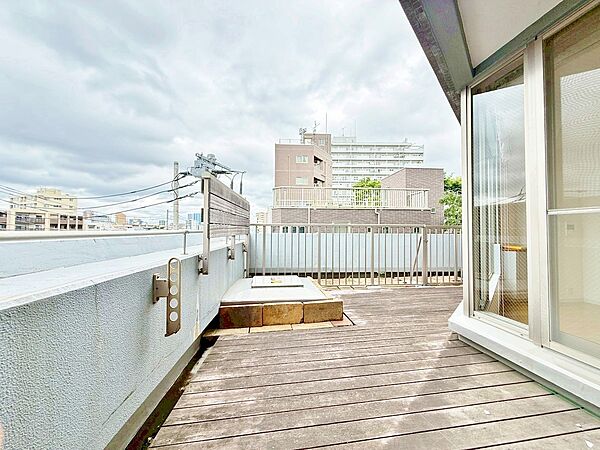 暮らしの中で、光と風を演出してくれるバルコニー。