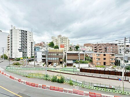窓を開けると広がる青空。心をリフレッシュして日々を過ごしていきましょう。