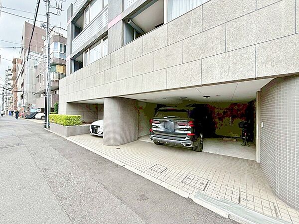 本物件の駐車スペースです。車種制限のある場合もございますので、お気軽にお問い合わせくださいませ。