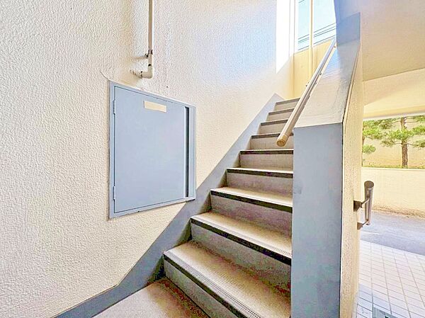 落ち着いた雰囲気の階段。手すりも常設しているので、ゆったりお使いになれます。