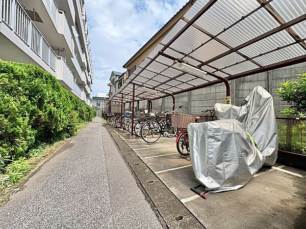 きちんと整備された駐輪場。住む方の心遣いが感じられます。