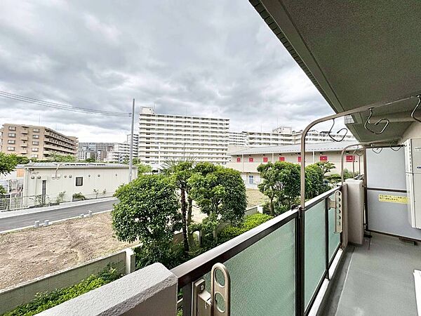 窓を開けると広がる青空。心をリフレッシュして日々を過ごしていきましょう。