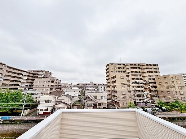 窓を開けると広がる青空。心をリフレッシュして日々を過ごしていきましょう。