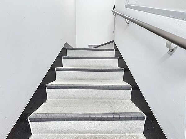 落ち着いた雰囲気の階段。手すりも常設しているので、ゆったりお使いになれます。