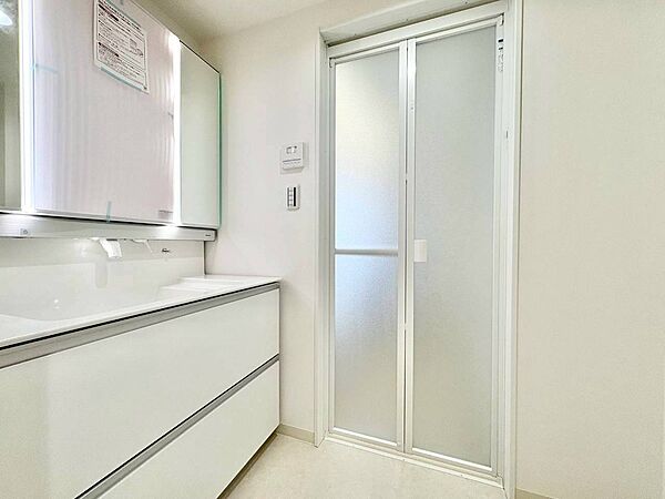 清潔感と心地よさを重視した、上質感漂うパウダールーム。