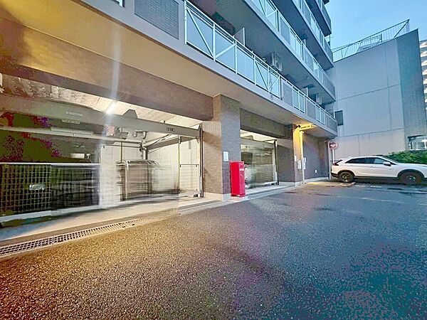本物件の駐車スペースです。車種制限のある場合もございますので、お気軽にお問い合わせくださいませ。