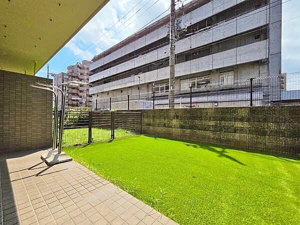 暮らしの中で、光と風を演出してくれるバルコニー。