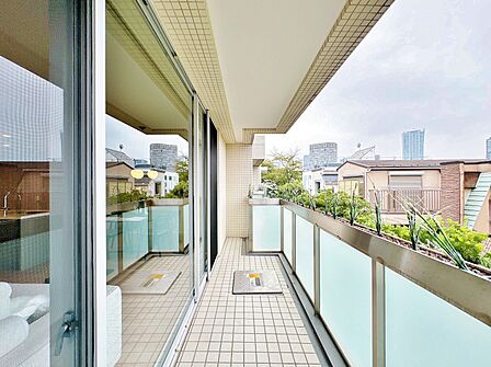 暮らしの中で、光と風を演出してくれるバルコニー。