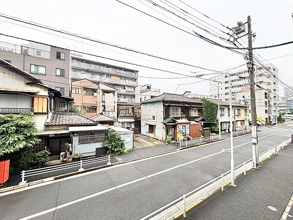 窓を開けると広がる青空。心をリフレッシュして日々を過ごしていきましょう。