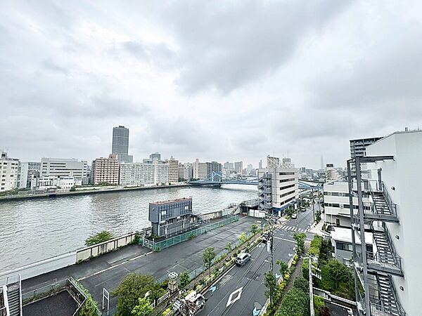 窓を開けると広がる青空。心をリフレッシュして日々を過ごしていきましょう。