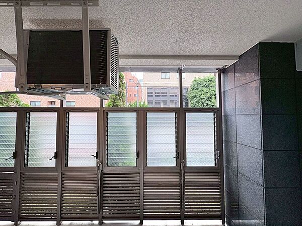 窓を開けると広がる青空。心をリフレッシュして日々を過ごしていきましょう。