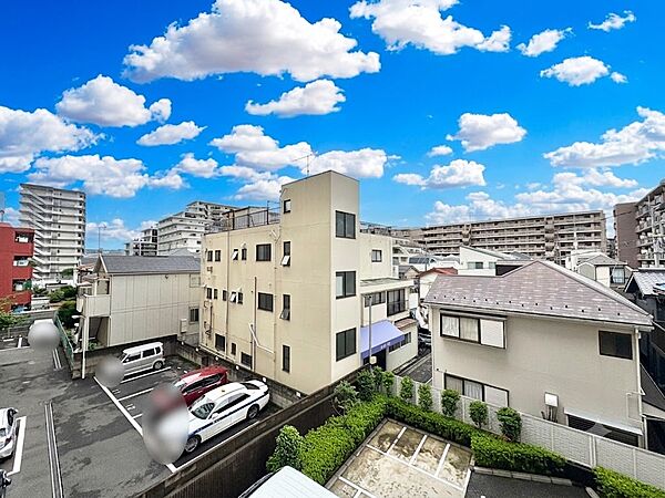窓を開けると広がる青空。心をリフレッシュして日々を過ごしていきましょう。