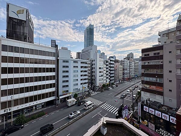 窓を開けると広がる青空。心をリフレッシュして日々を過ごしていきましょう。